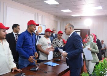 وزير العمل يُسلم عقود عمل جديدة لكوادر مصرية