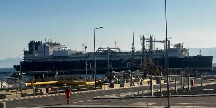 وصول وحدة التغييز العائمة “إينرجيوس فورس” إلى ميناء العقبة بالأردن