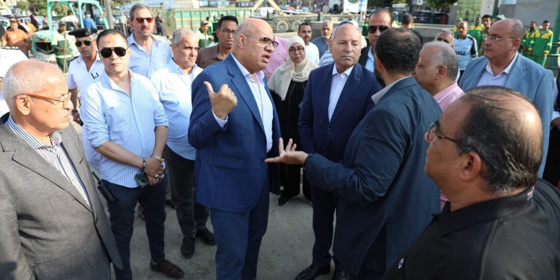 رفع كفاءة الطريق أمام حديقة الأزبكية تمهيدًا لاعادة فتحه أمام المشاه والسيارات