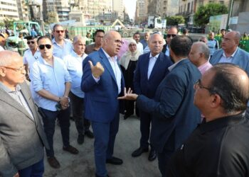 رفع كفاءة الطريق أمام حديقة الأزبكية تمهيدًا لاعادة فتحه أمام المشاه والسيارات