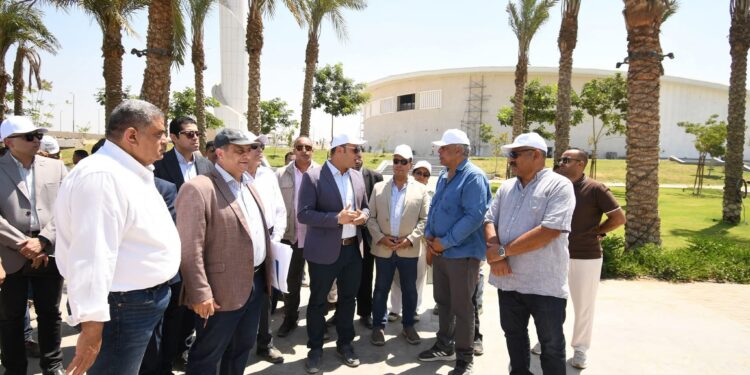 وزير الإسكان ومحافظ القاهرة يتفقدان مكونات مشروع حدائق “تلال الفسطاط” بمنطقة مصر القديمة