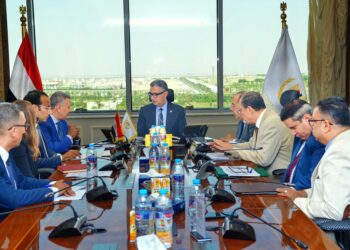 وزير التموين يبحث تطوير وتحديث خطوط الإنتاج بمصانع شركة السكر