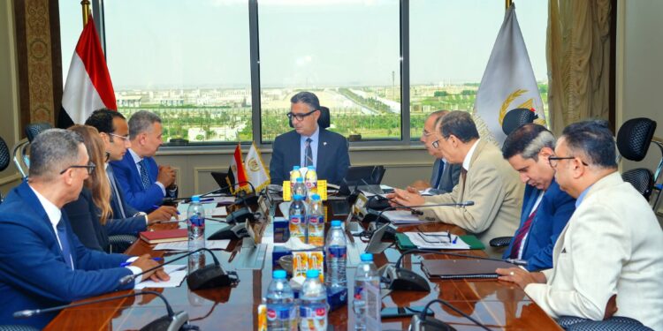 وزير التموين يبحث تطوير وتحديث خطوط الإنتاج بمصانع شركة السكر