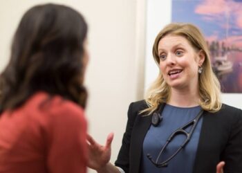 السرطان قبل الأربعين: تتناول خبيرة مايو كلينك ثلاثة مواضيع يرغب المرضى الأصغر سنًا عادةً في مناقشتها