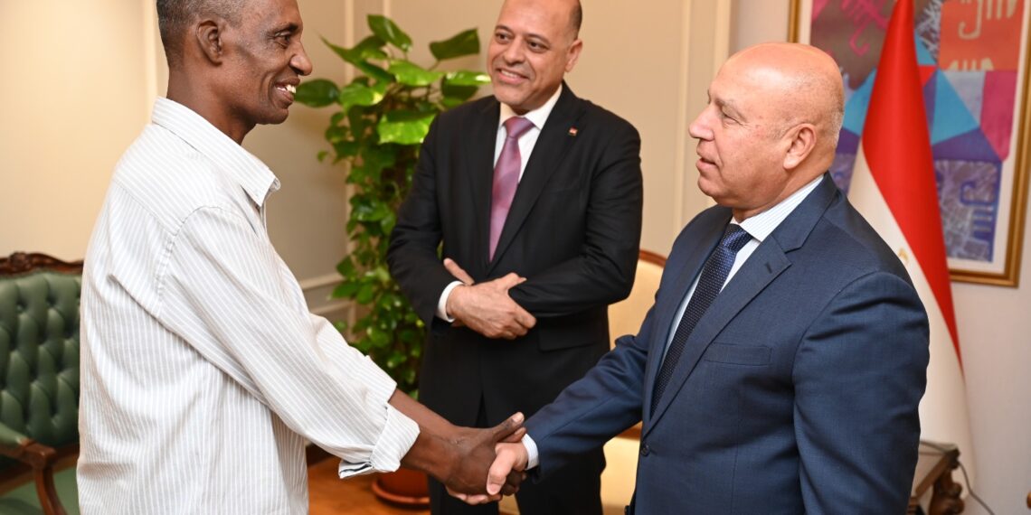 وزير النقل وبحضور وزير العمل يكرم طارق محمد برس، عامل مزلقان السادات ببني سويف