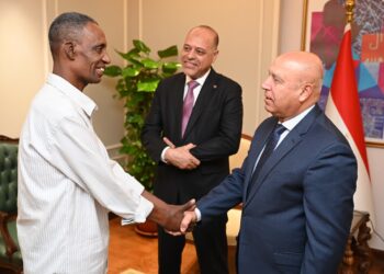 وزير النقل وبحضور وزير العمل يكرم طارق محمد برس، عامل مزلقان السادات ببني سويف