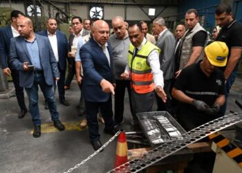 الوزير يتفقد مصنع متخصص في إنتاج أدوات المائدة