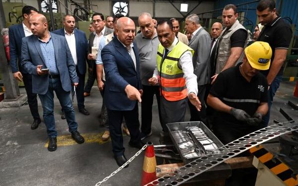 الوزير يتفقد مصنع متخصص في إنتاج أدوات المائدة
