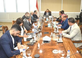 وزير الإسكان يتابع آليات طرح الأراضي والفرص الاستثمارية بالمدن الجديدة
