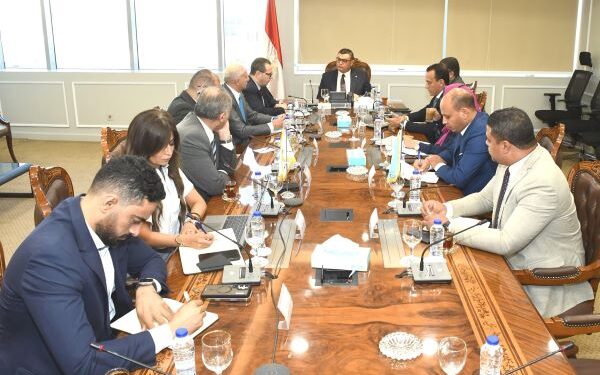 وزير الإسكان يتابع آليات طرح الأراضي والفرص الاستثمارية بالمدن الجديدة