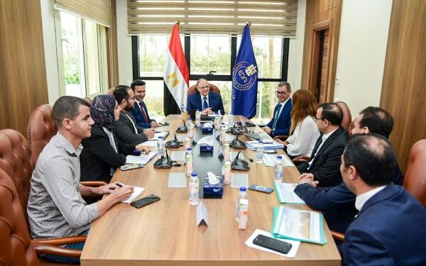 رئيس هيئة الدواء المصرية يبحث مع شركة فياترس خطط توطين صناعة الأدوية وتعزيز الاستثمار الدوائي