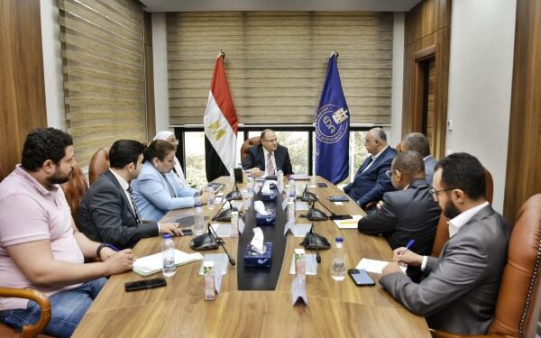 رئيس هيئة الدواء المصرية يبحث مع وفد البنك الدولي آليات توطين صناعة المستلزمات الطبية