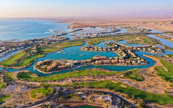 الجونة تحتفل بالذكرى الخامسة والثلاثين لتأسيسها وسط إقبال متزايد من المستثمرين وأصحاب المنازل