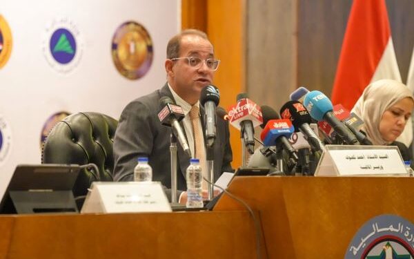 وزير المالية خلال المؤتمر الصحفي