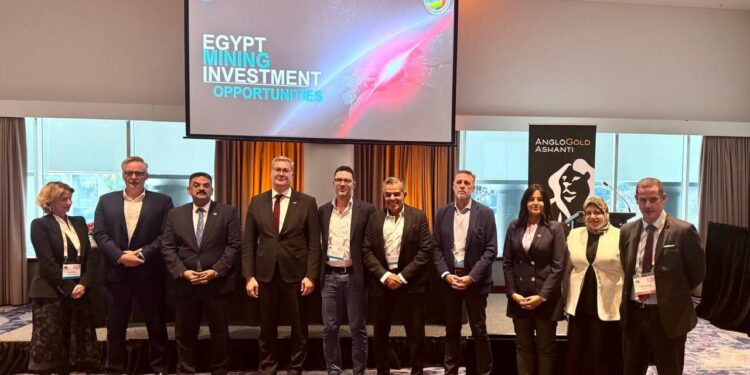 مباحثات لتطوير منجم إيقات ووضعه على خريطة الذهب العالمية