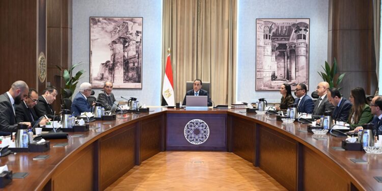 رئيس الوزراء يتابع مستجدات إجراءات تفعيل الربط الإلكتروني بين هيئة التأمين الاجتماعي والمرور