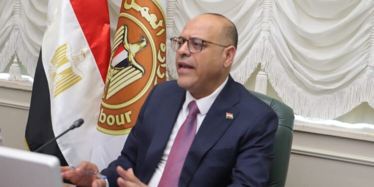 البدء في تنفيذ قانون العمل الجديد بكل حزم ..