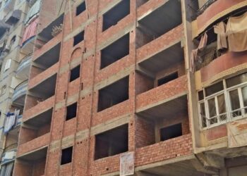 إزالة أدوار مخالفة في ٣ عقارات بأحياء السلام أول وعين شمس بالقاهرة والهرم بالجيزة