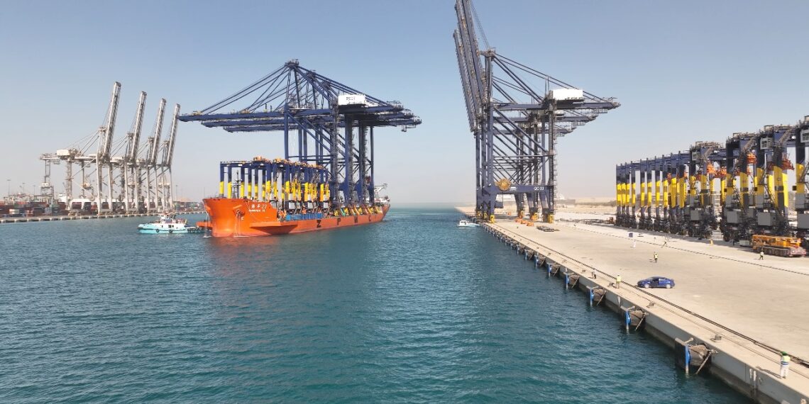 وصول 3 أوناش رصيف عملاقة و 6 أوناش ساحة أوتوماتيكية علي رصيف محطة هاتشيسون رقم 1 بميناء السخنة السفينة