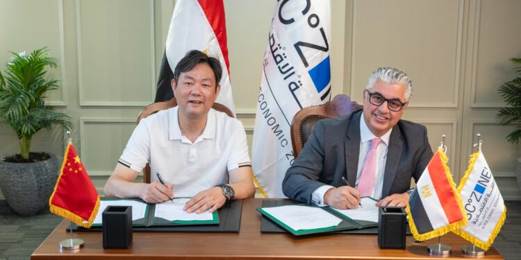 توقيع عقد مشروع (هايان شيمي) الصينية لصناعة مواد التعبئة والتغليف والطباعة للملابس بالقنطرة غرب
