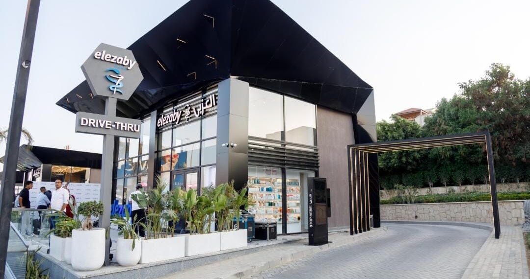 صيدليات العزبي تُدشّن أول فرع صيدلية Drive-Thru في مصر