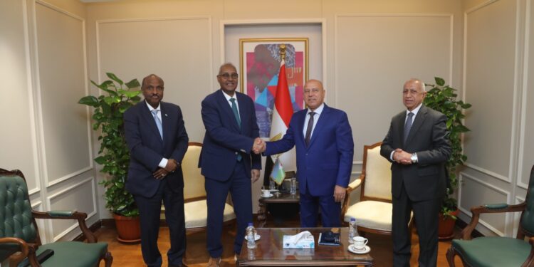 الوزير يبحث مع رئيس سلطة الموانئ والمناطق الحرة والسفير الجيبوتي بالقاهرة تدعيم التعاون المشترك في مجالي النقل والصناعة