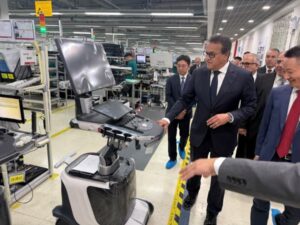 الدكتور خالد عبدالغفار يقوم بجولة داخل مصنع شركة Mindray