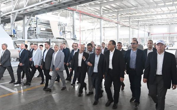رئيس الوزراء في أثناء جولته لافتتاح وتفقد عددٍ من المشروعات بالمنطقة الصناعية بالقنطرة غرب