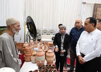 رئيس الوزراء يتفقد معرض صناعات الحرف اليدوية والتراثية بقرية شمّا بأشمون