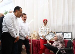 رئيس الوزراء يتفقد معرض صناعات الحرف اليدوية والتراثية بقرية شمّا بأشمون