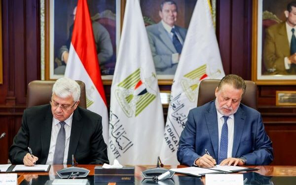 توفير منح جامعية للطلاب المتفوقين غير القادرين ومنح للطلاب المتضررين من توقف برنامج المعونة الأمريكية