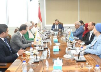 وزير الإسكان يتابع الاشتراطات والضوابط والمعايير الخاصة بالإعلانات على الطرق