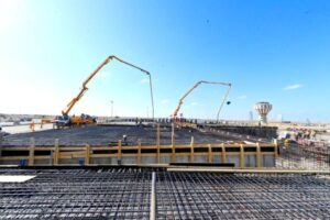 وزير الإسكان ،يتفقد، مشروع إنشاء محطة لتحلية مياه البحر ،مدينة العلمين الجديدة،سوق المال،المهندس شريف الشربينى وزير الإسكان،ترشيد استهلاك الطاقة ،عمليات التحلية