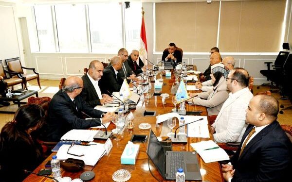 وزير الإسكان يجتمع مع ممثلي شركة أوراسكوم