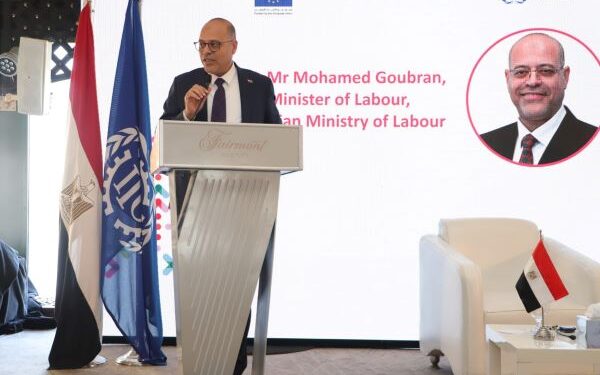 وزير العمل يلقى كلمة في مائدة مستديرة عن التوظيف العادل