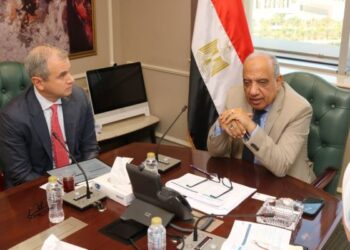 وزير الكهرباء يبحث مع مسئولي شركة الكازار الإماراتية تعزيز التعاون