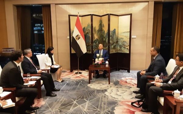 وزير النقل يلتقي رئيس شركة أفيك انترناشيونال