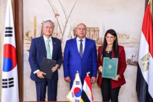 وزيرا النقل والتخطيط يشدان توقيع مذكرة تفاهم مع سفير كوريا الجنوبية بالقاهرة