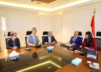 وزيرا النقل والتخطيط يشدان توقيع مذكرة تفاهم مع سفير كوريا الجنوبية بالقاهرة