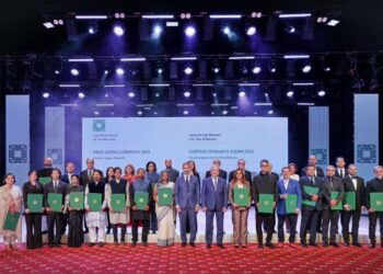 وزيرة التنمية المحلية ومحافظ الأقصر يتسلمان جائزة الآغا خان العالمية للعمارة 2025