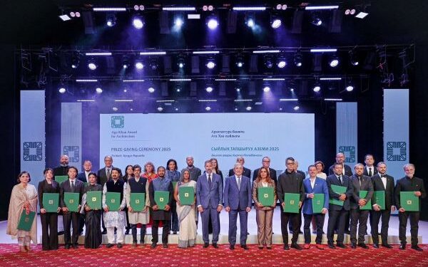 وزيرة التنمية المحلية ومحافظ الأقصر يتسلمان جائزة الآغا خان العالمية للعمارة 2025