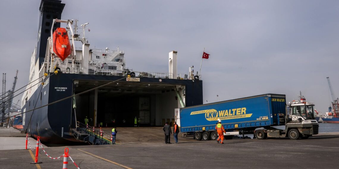 النقل تدعوا اتحاد الصناعات والغرف التجارية والمجالس التصديرية الاستفادة من المميزات التي يوفرها الخط الملاحي ” الرورو “