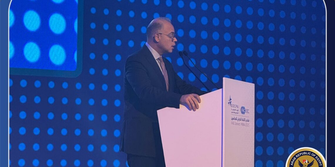 الدكتور محمد فريد يقدم عرض تقديمي عن التزام منظمة الأيوسكو بتقارير الاستدامة