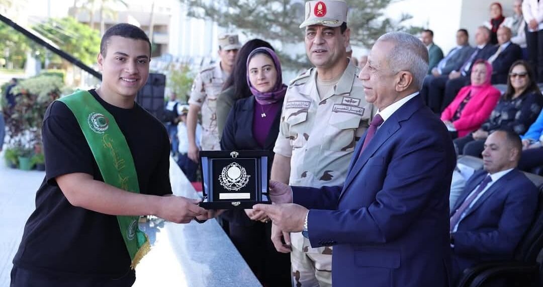 رئيس الأكاديمية العربية يكرم نجل الشهيد منسي في ذكري انتصارات اكتوبر