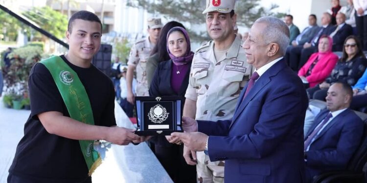 رئيس الأكاديمية العربية يكرم نجل الشهيد منسي في ذكري انتصارات اكتوبر
