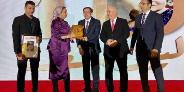 تكريم جوميا مصر والرئيس التنفيذي عبد اللطيف علما
