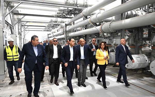 رئيس الوزراء يتابع ميدانياً مراحل الاختبار والتشغيل التجريبي لمحطة الربط الكهربائي المصري السعودي
