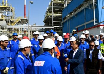 رئيس الوزراء يفتتح مشروع استرجاع الغازات بشركة النصر للبترول
