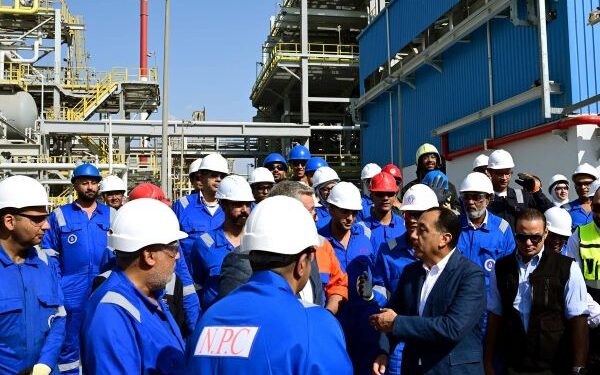 رئيس الوزراء يفتتح مشروع استرجاع الغازات بشركة النصر للبترول