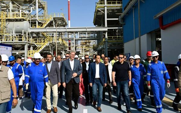 رئيس الوزراء يفتتح مشروع استرجاع الغازات بشركة النصر للبترول